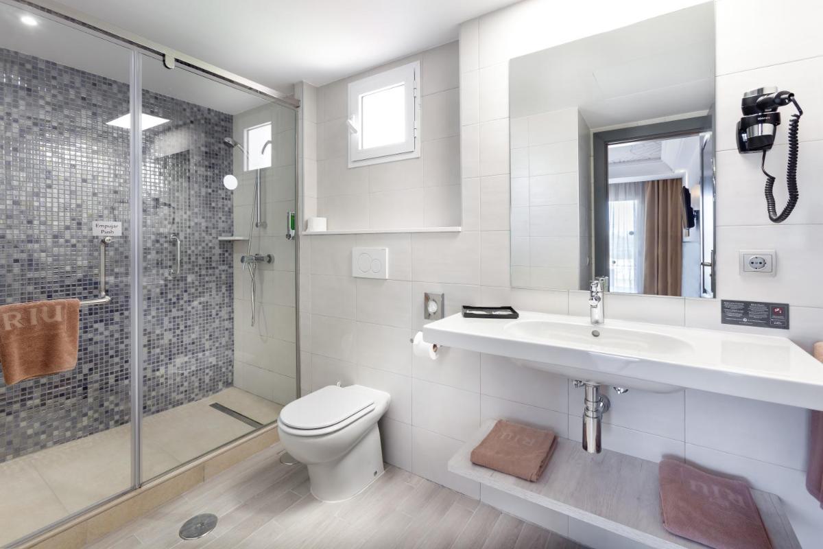 Un baño de Hotel Riu Chiclana - All Inclusive