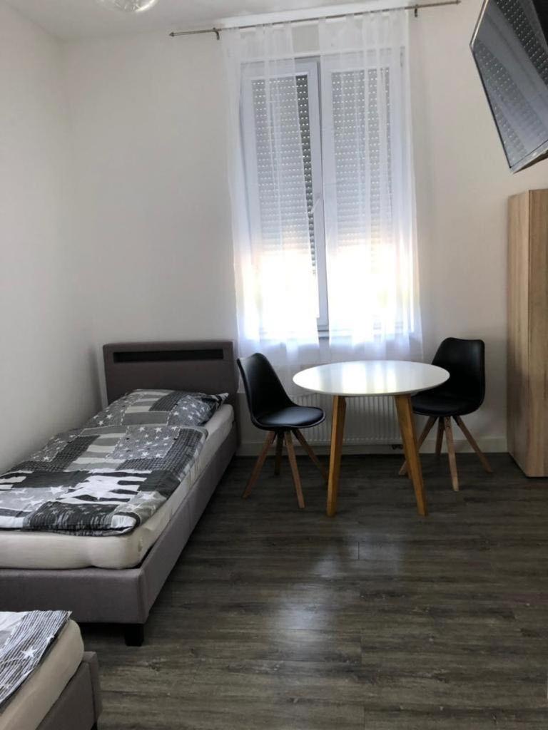 Godorfer Burg Monteuer Zimmer - Housity