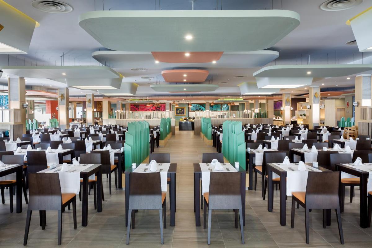 Un restaurante o sitio para comer en Hotel Riu Chiclana - All Inclusive