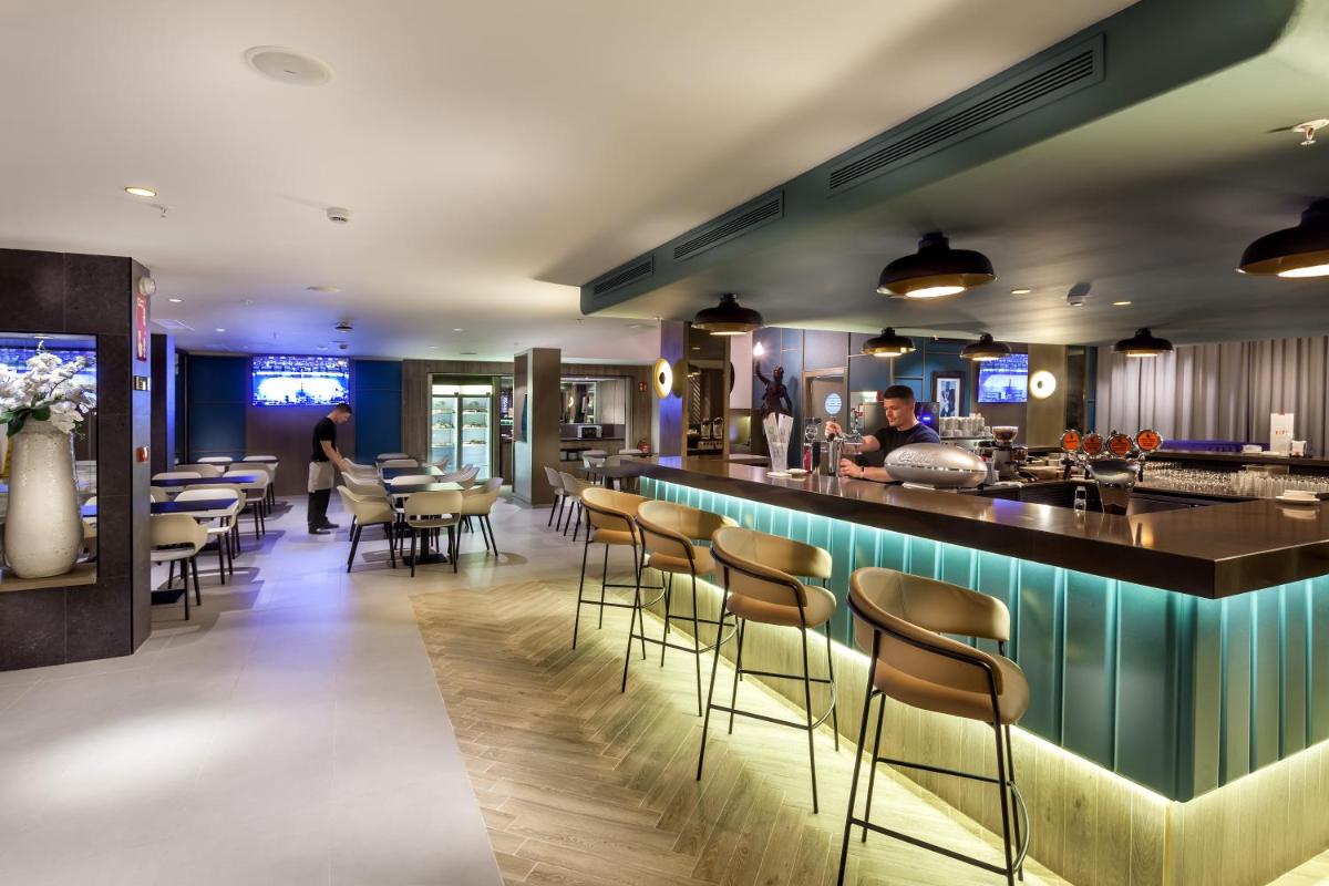 Un restaurante o sitio para comer en Hotel Riu Chiclana - All Inclusive