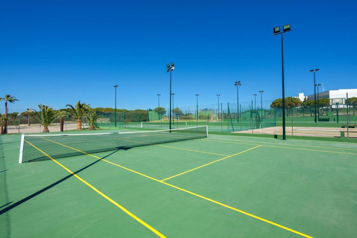 Instalaciones para jugar a tenis o squash en Hotel Riu Chiclana - All Inclusive o alrededores