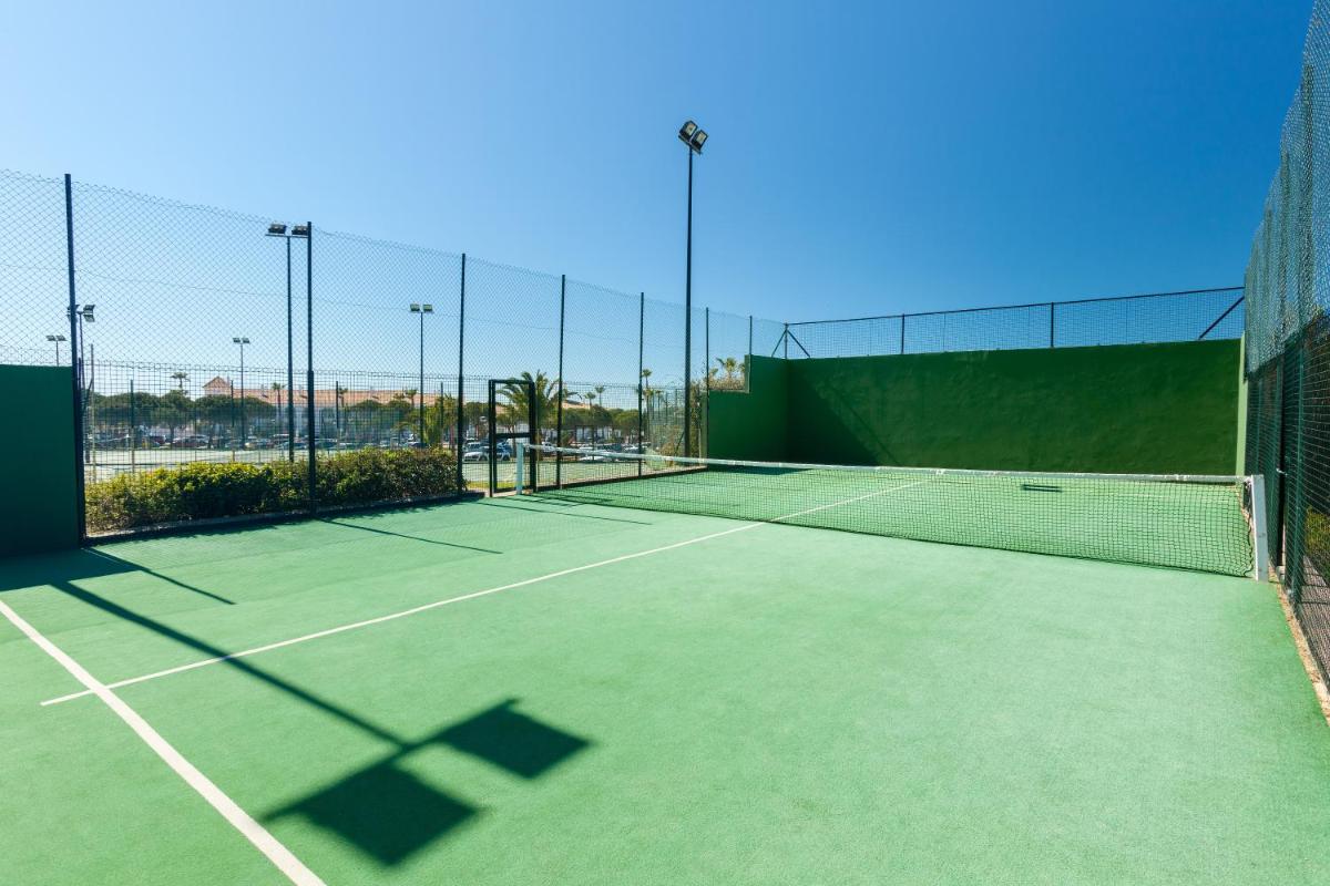Instalaciones para jugar a tenis o squash en Hotel Riu Chiclana - All Inclusive o alrededores