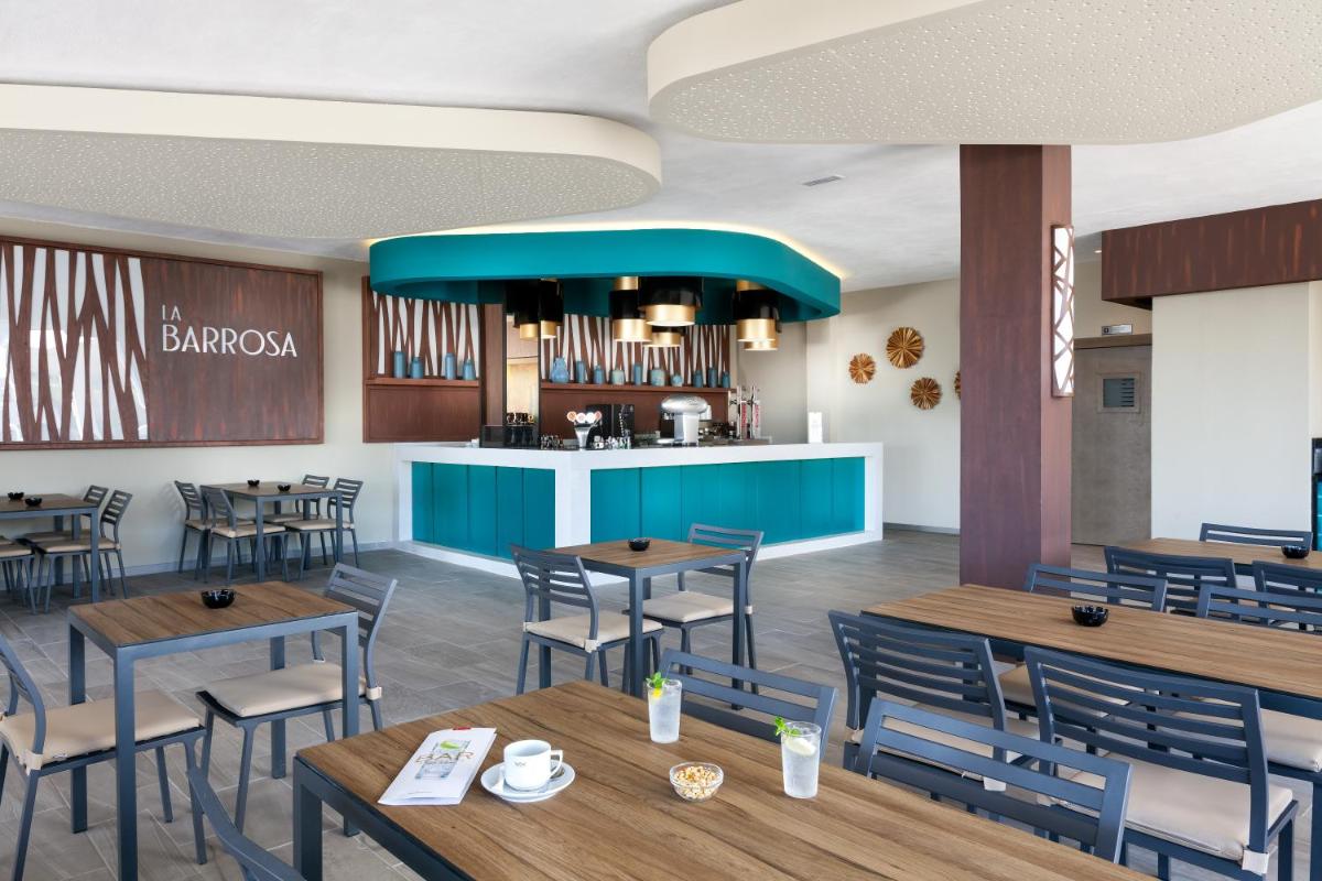 Un restaurante o sitio para comer en Hotel Riu Chiclana - All Inclusive