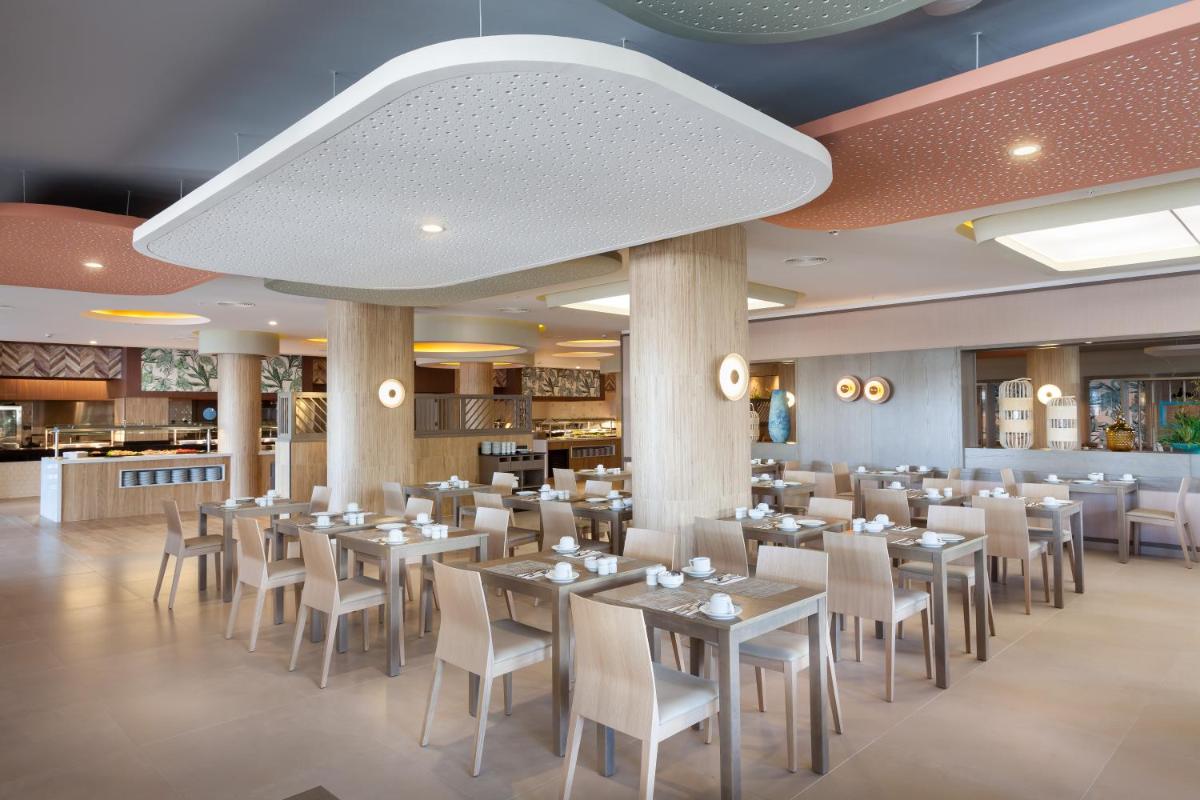 Un restaurante o sitio para comer en Hotel Riu Chiclana - All Inclusive
