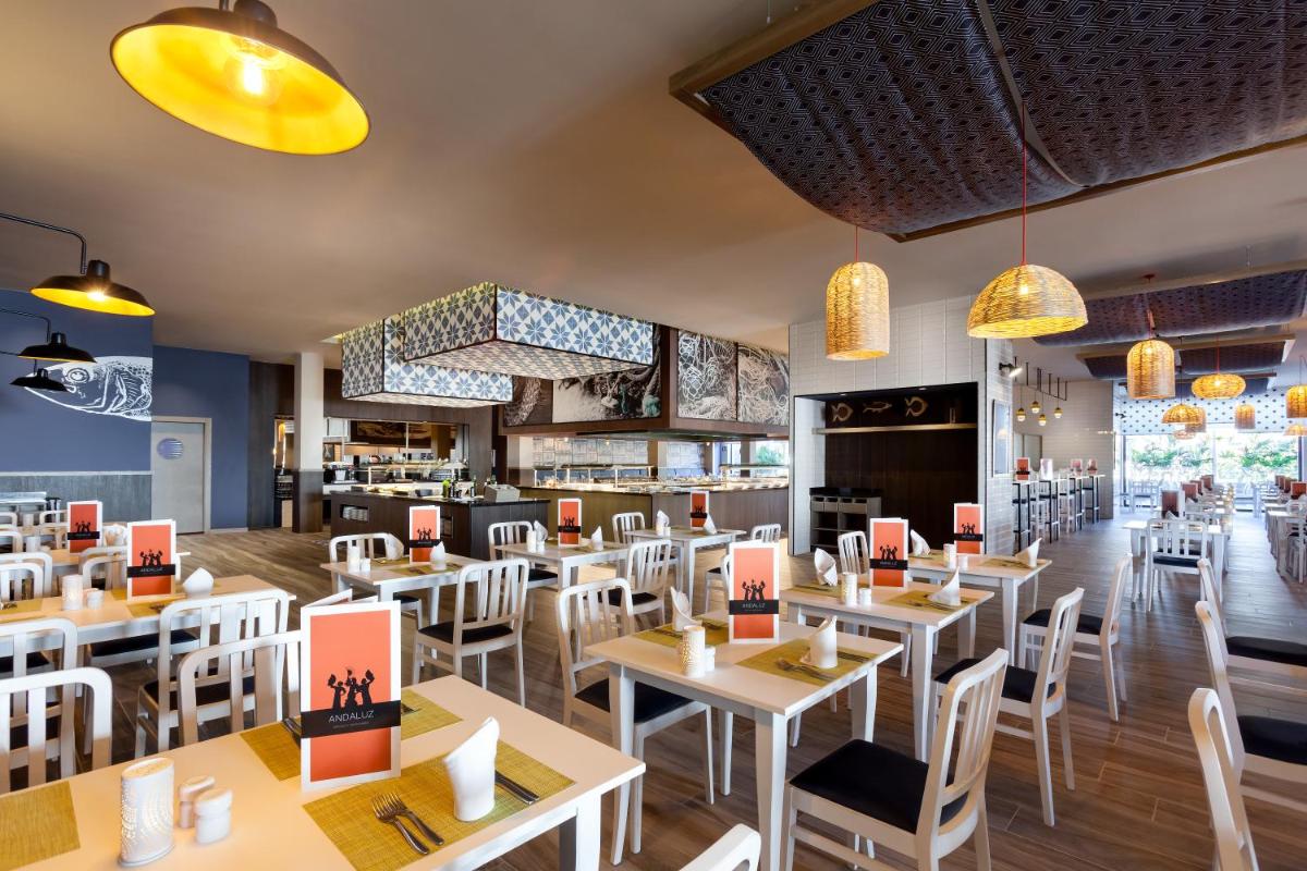 Un restaurante o sitio para comer en Hotel Riu Chiclana - All Inclusive
