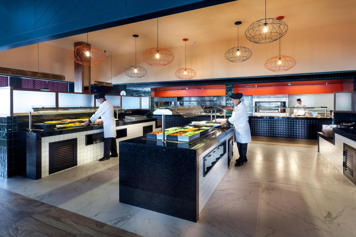 Una cocina o zona de cocina en Hotel Riu Chiclana - All Inclusive