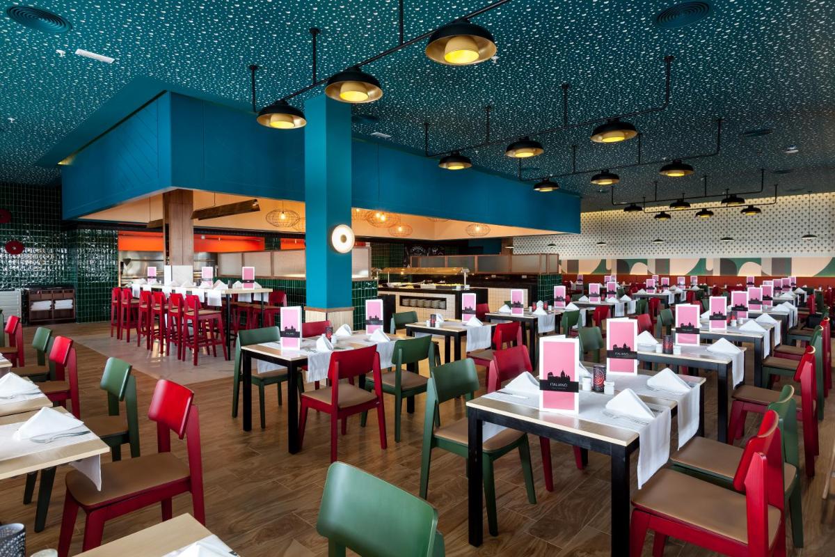 Un restaurante o sitio para comer en Hotel Riu Chiclana - All Inclusive