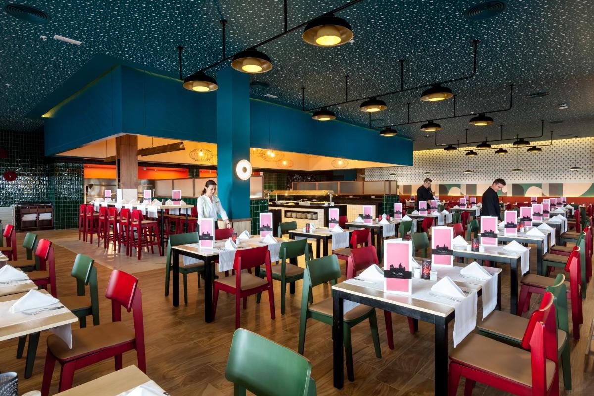 Un restaurante o sitio para comer en Hotel Riu Chiclana - All Inclusive