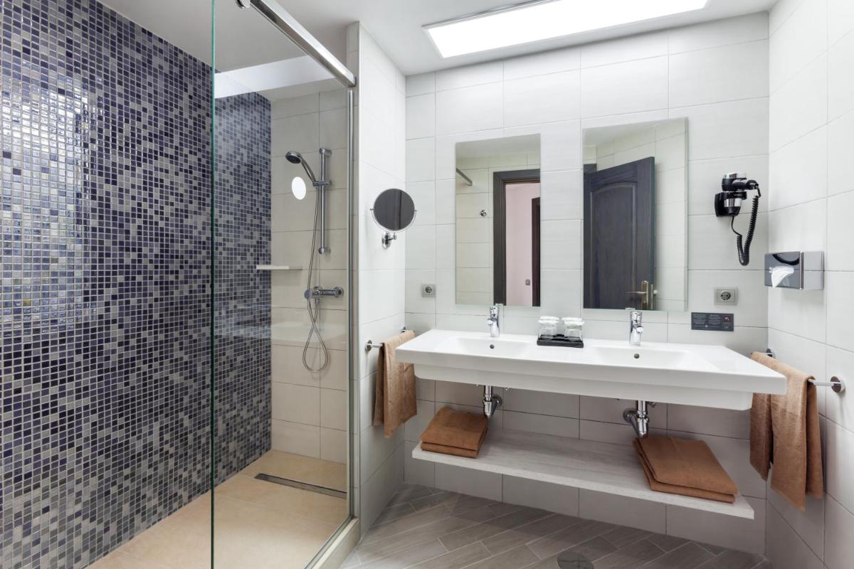 Un baño de Hotel Riu Chiclana - All Inclusive