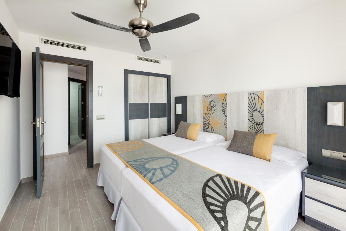Cama o camas de una habitación en Hotel Riu Chiclana - All Inclusive