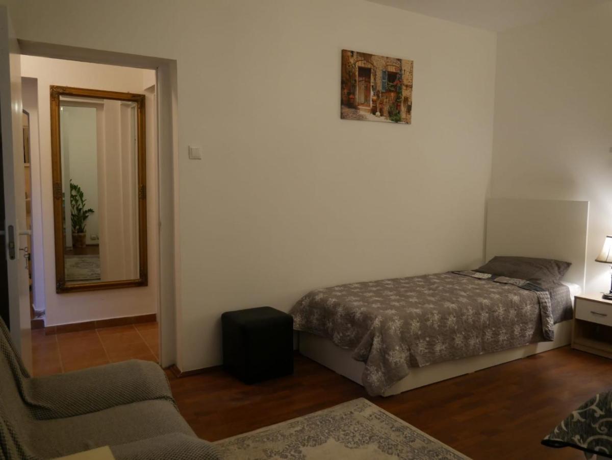 Jolie Place Old Town - Housity