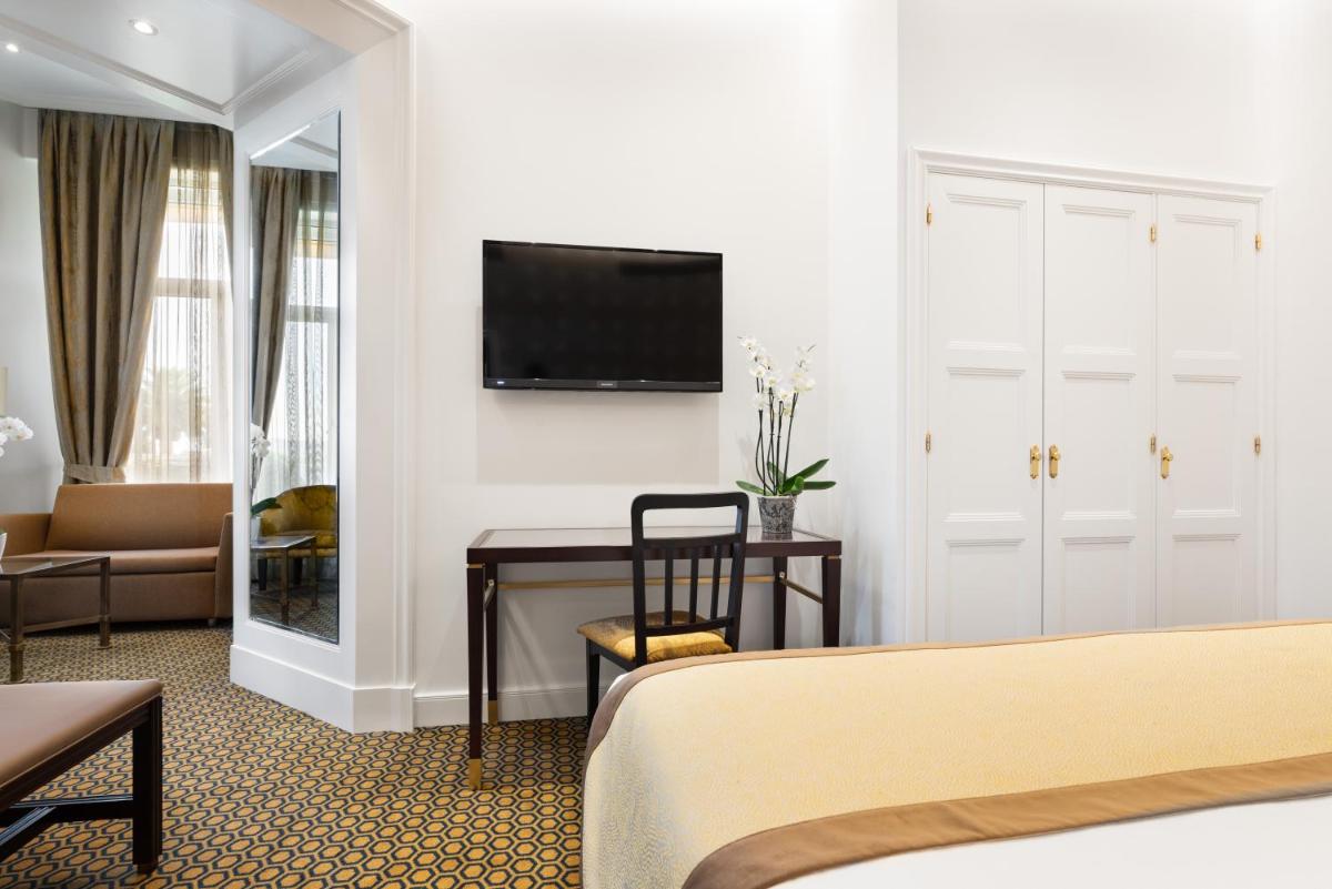 Una televisión o centro de entretenimiento en Eurostars Gran Hotel La Toja