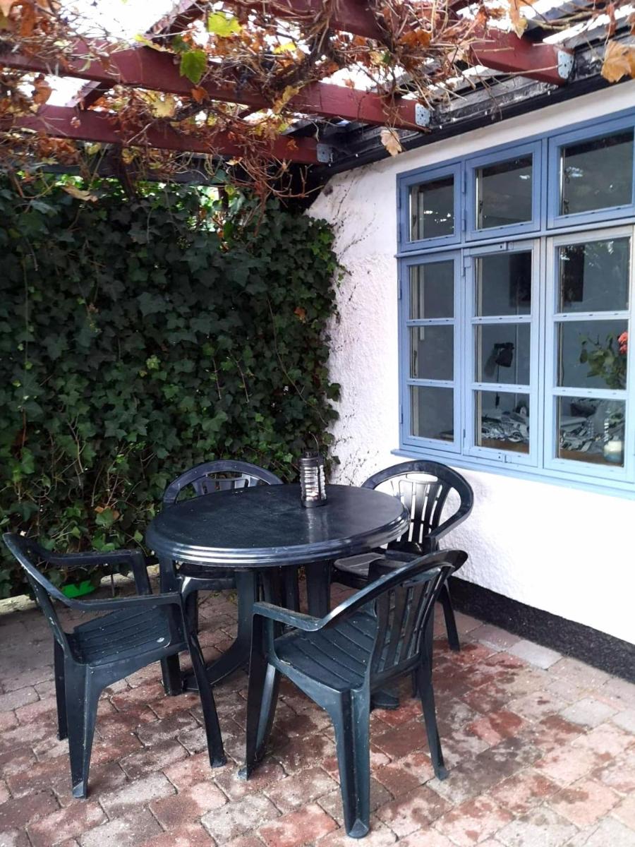 Cosy cottage in a garden - Housity