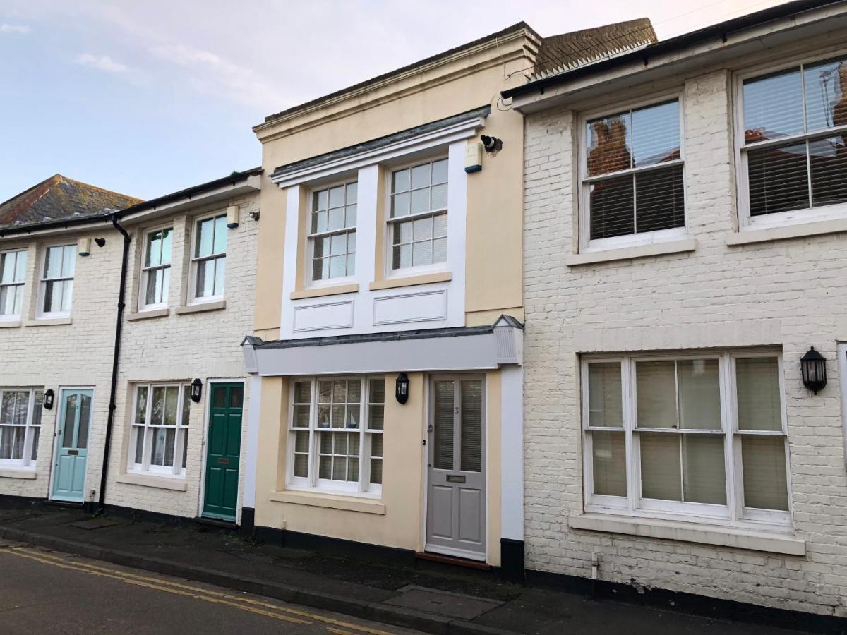 Harbour Mews Central Location Near Beach - Housity