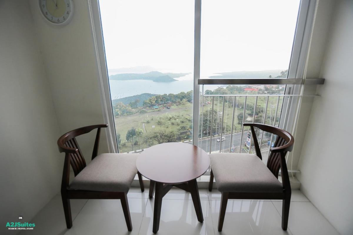 A2JSuites Bedroom Taal View Luxury Smart Home Suite Near Skyranch - Housity