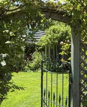 The Summerhouse, Ideal Akaroa location. - Housity