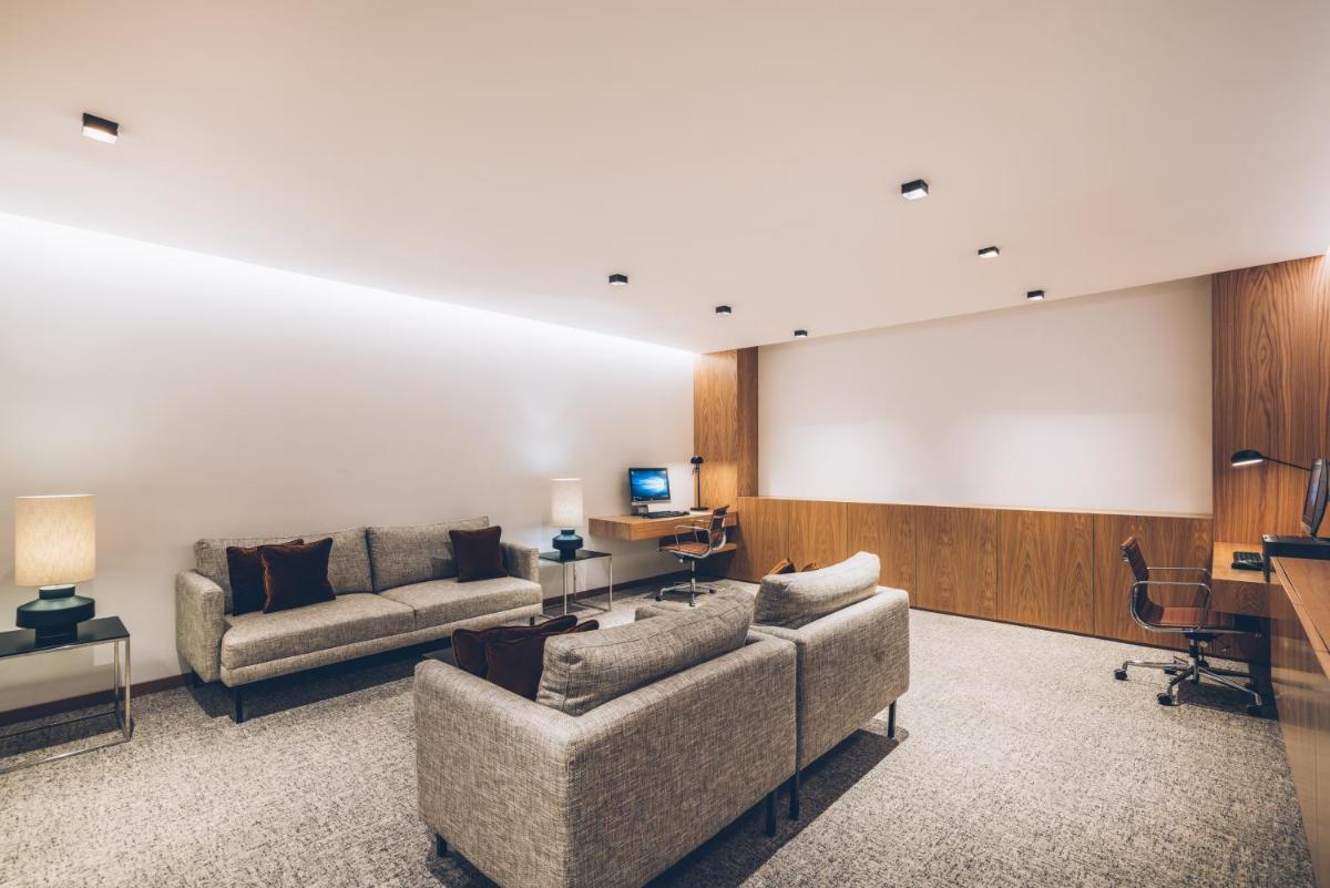 Uma área de estar em Iberostar Selection Lisboa
