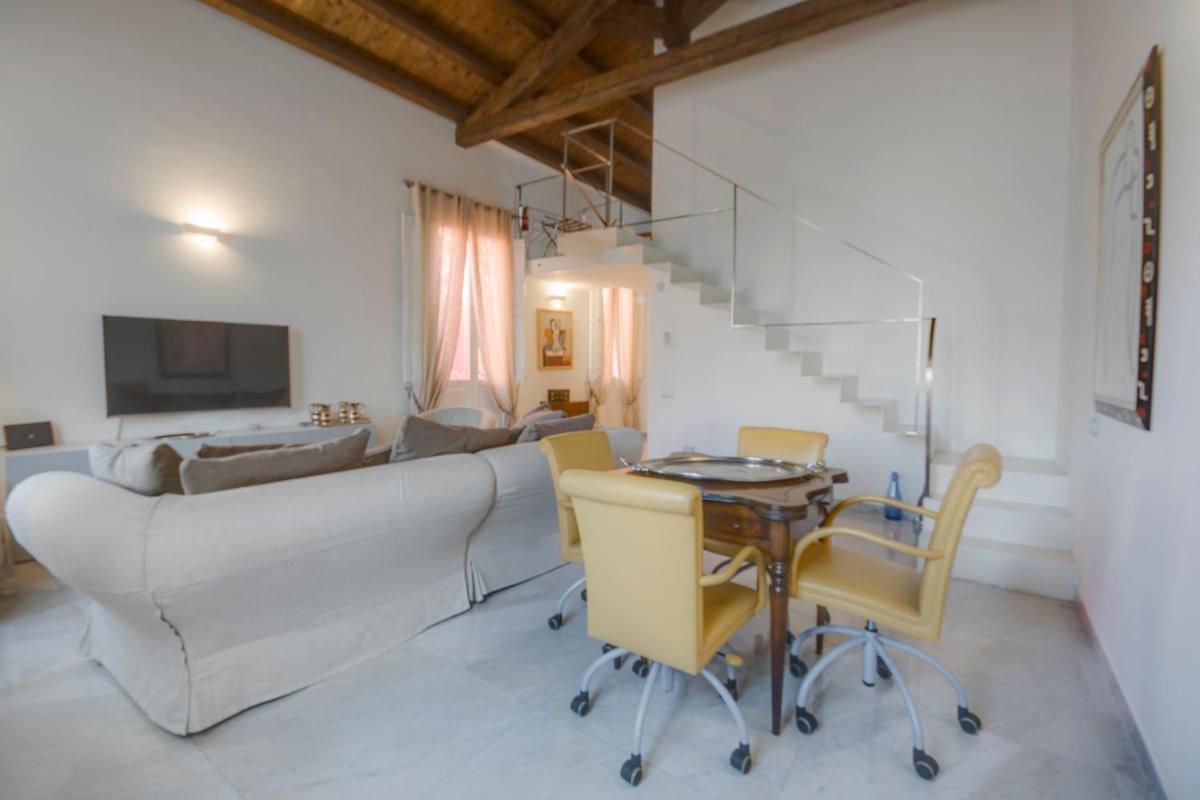 Right House - Characteristic Marina District - Housity