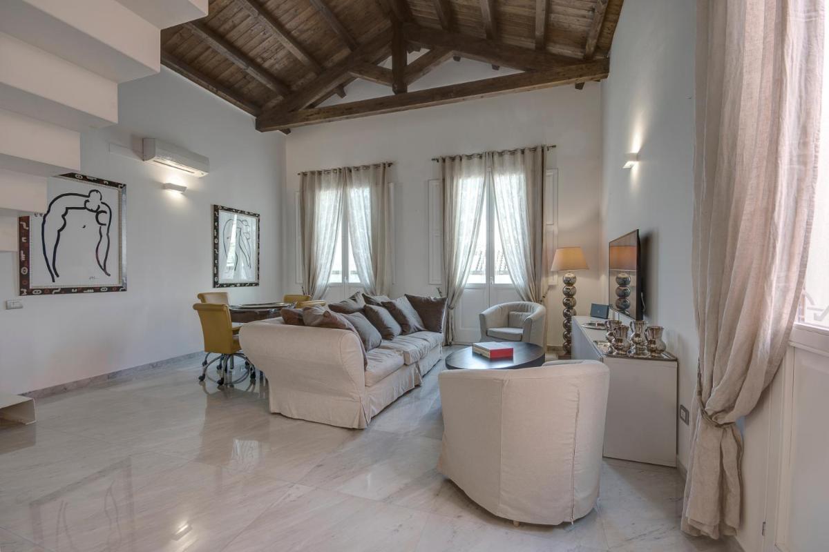 Right House - Characteristic Marina District - Housity