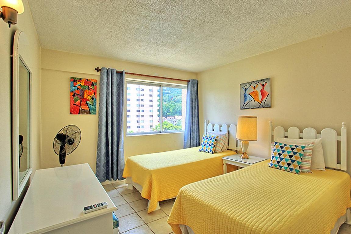 Suitetrails - Ocho Rios, Spacious Apartment, 2 Mins to Beach, 3 Beds, 2 Bdrms, (TBT14C)
