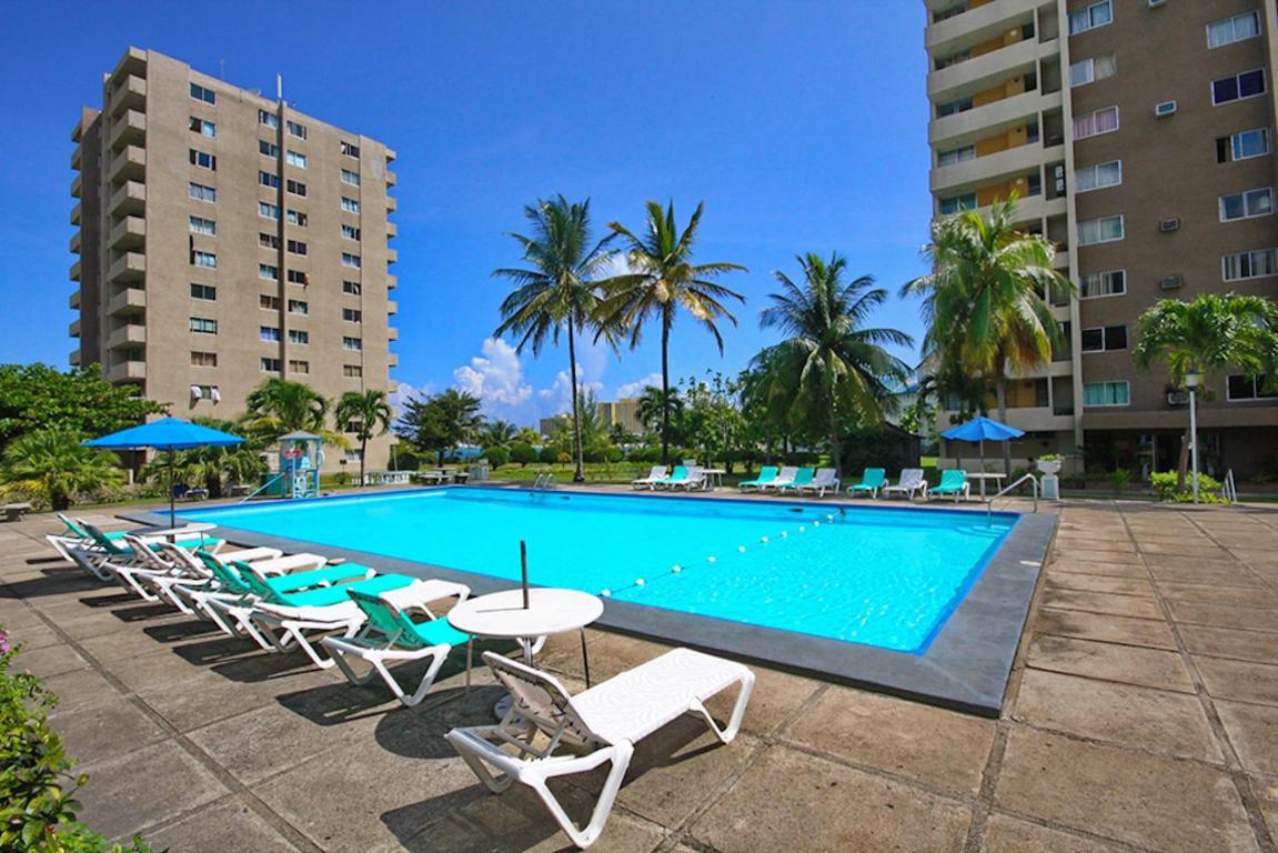 Suitetrails - Ocho Rios, Spacious Apartment, 2 Mins to Beach, 3 Beds, 2 Bdrms, (TBT14C)