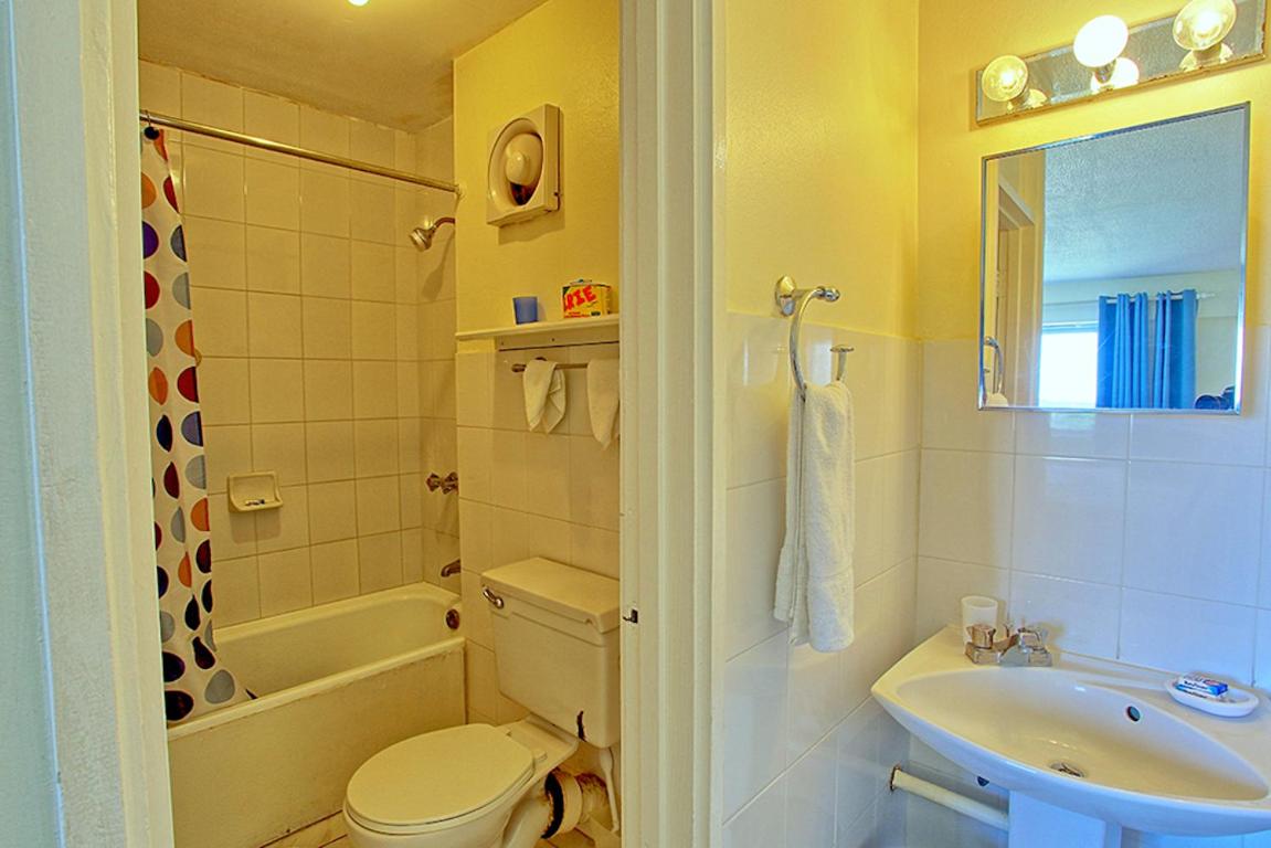 Suitetrails - Ocho Rios, Centrally Located Apartment, 2 Mins to Beach, 1 Bed, 1 Bdrm, (TBT14C)