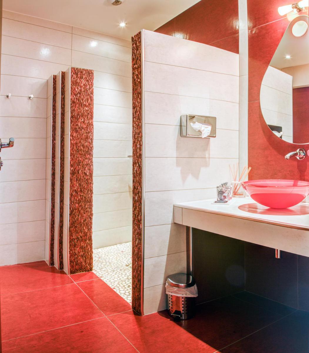 Salle de bains dans l'établissement Château de la Falque, The Originals Relais