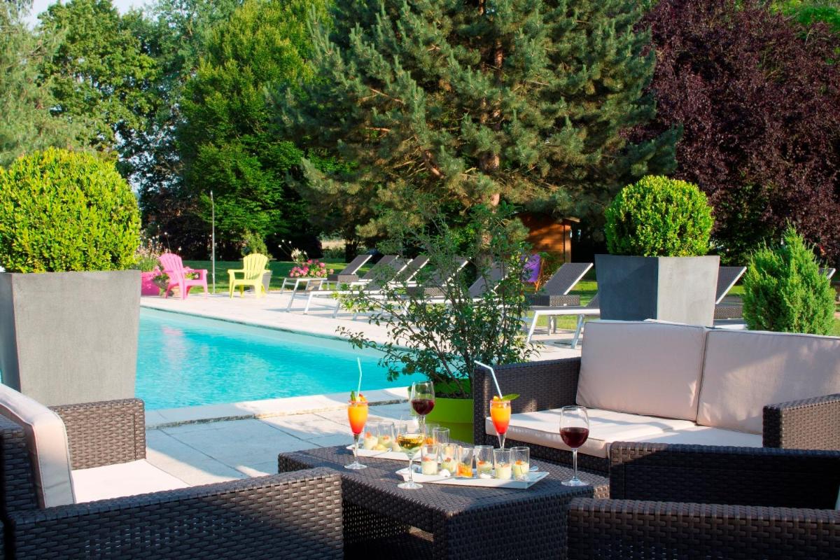 Piscine de l'établissement Le Dracy Hôtel et Spa ou située à proximité