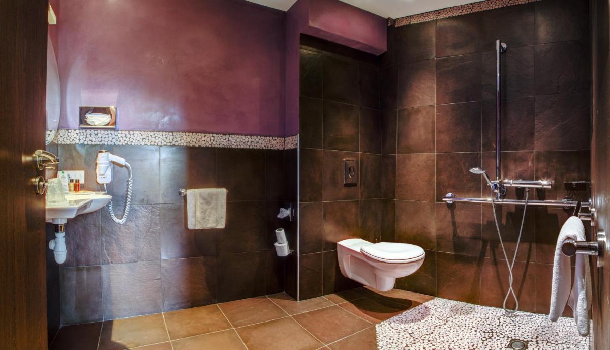 Salle de bains dans l'établissement Château de la Falque, The Originals Relais