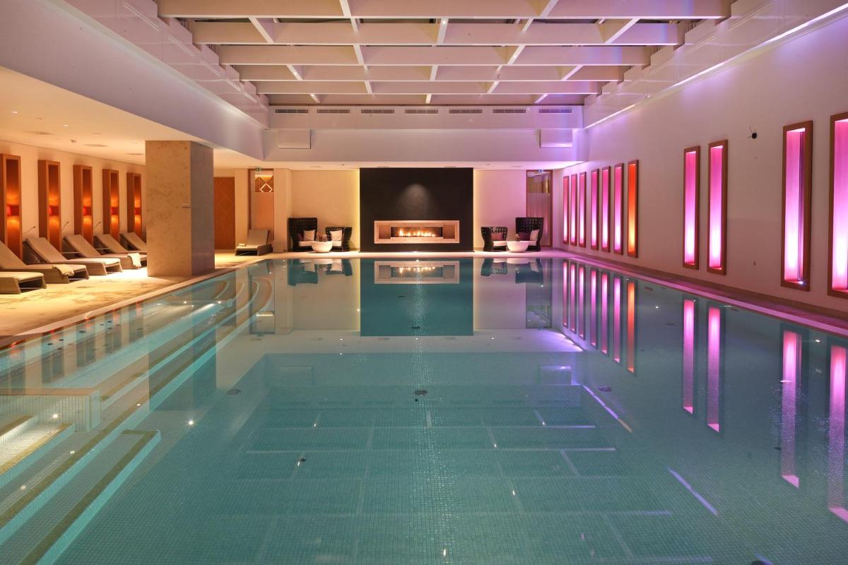 Der Swimmingpool an oder in der Nähe von Severin's Resort & Spa