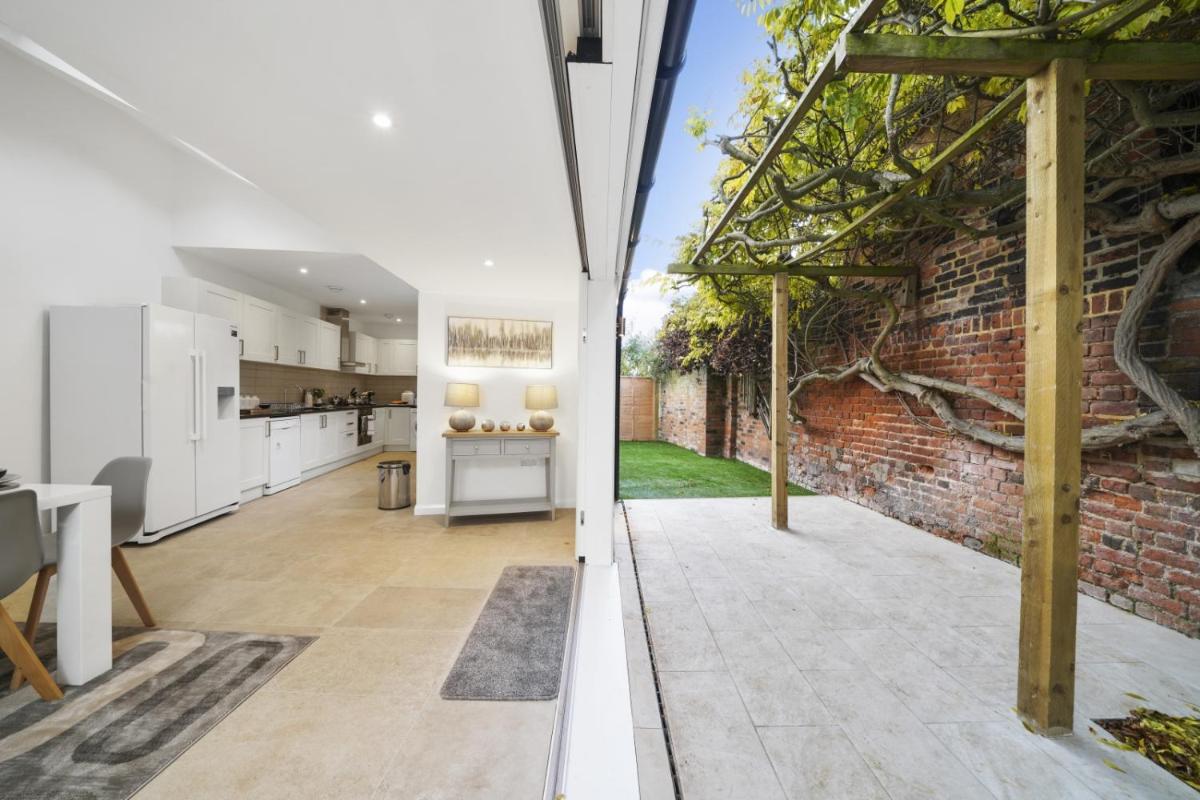 Eton House-Stunning-Castle views-5Bed-Free-Parking - Housity