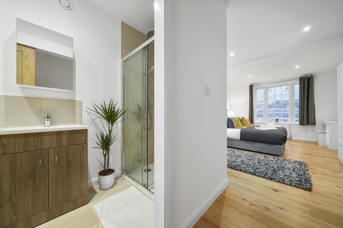 Eton House-Stunning-Castle views-5Bed-Free-Parking - Housity