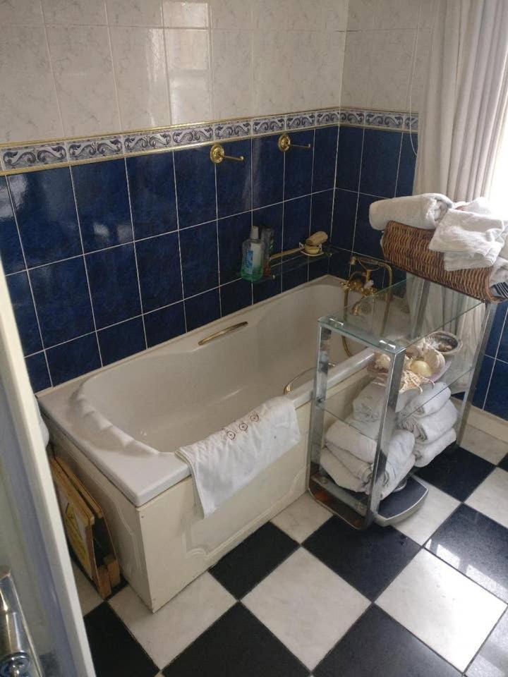Ms McCreadys Guest House - Housity