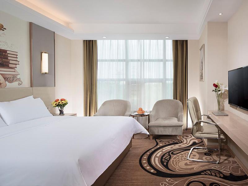 Vienna Hotel (East Plaza of WuHan High-Speed Railway Station) - Housity