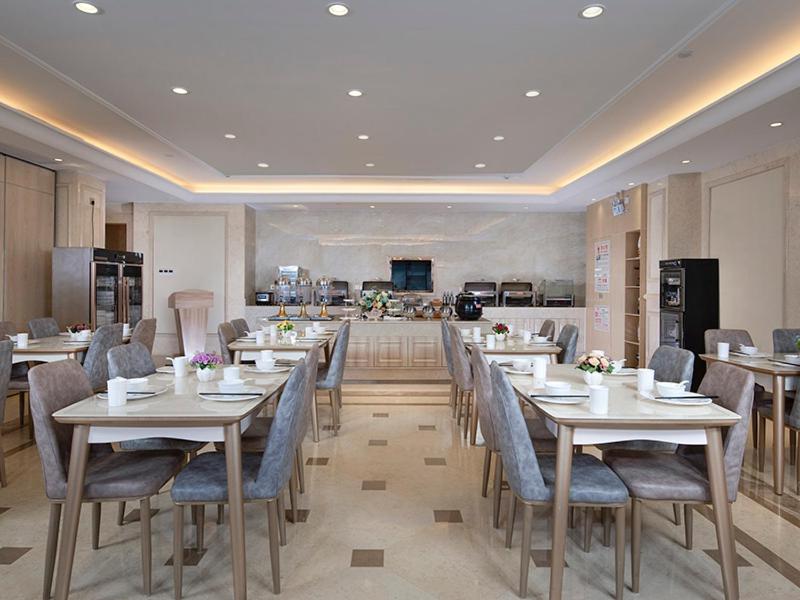Vienna Hotel (East Plaza of WuHan High-Speed Railway Station) - Housity