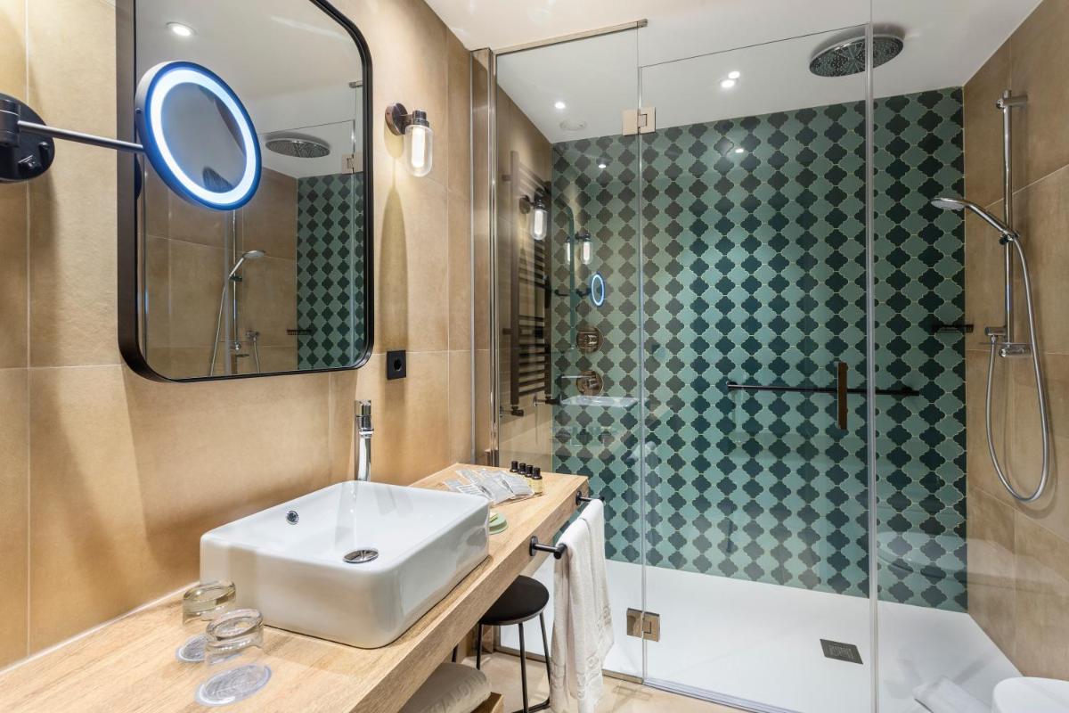 un baño con lavabo y ducha en Catalonia Santa Justa, en Sevilla