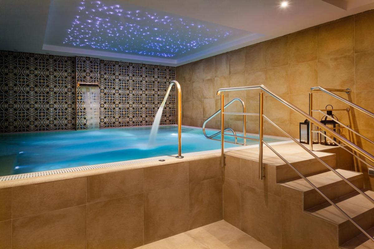 Piscina en o cerca de Catalonia Santa Justa