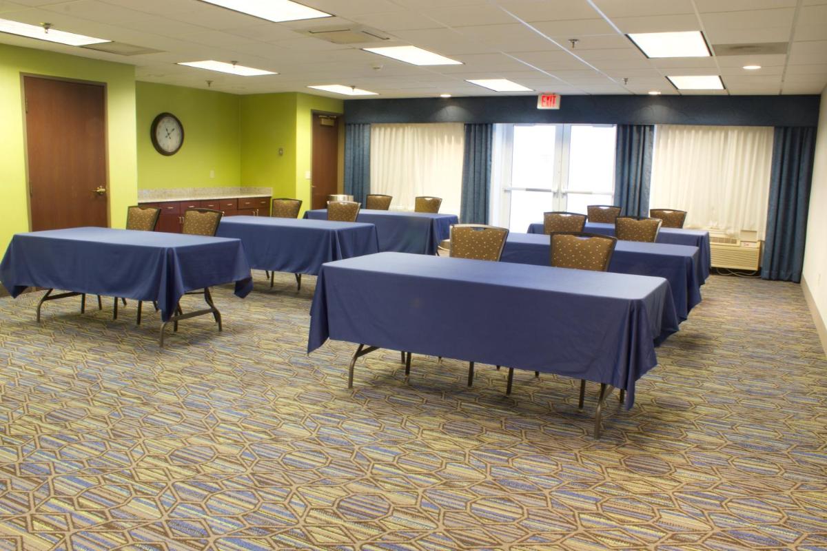 Holiday Inn Express Hotel & Suites-St. Paul by IHG - Housity