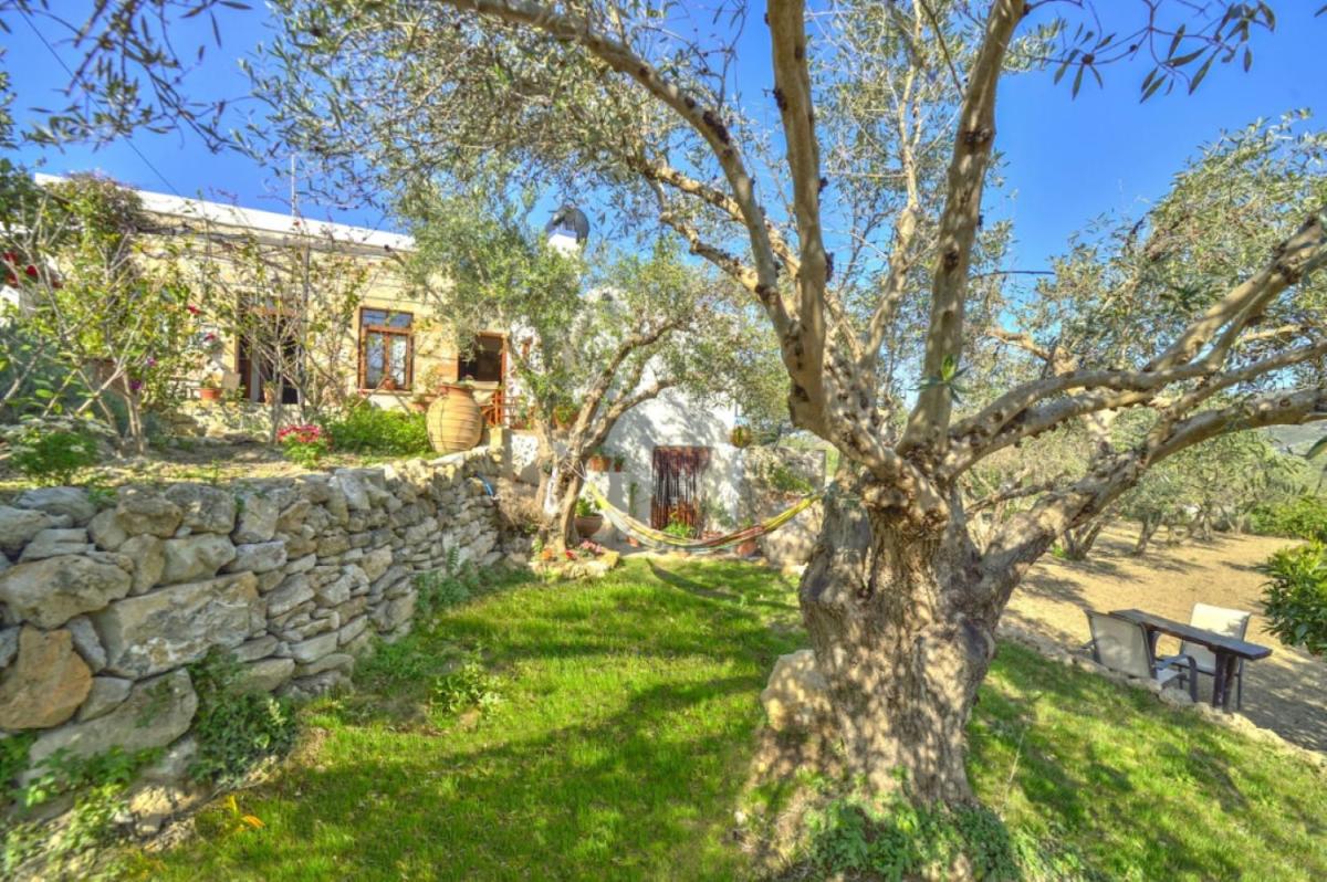 Picturesque Traditional Stone House - Housity