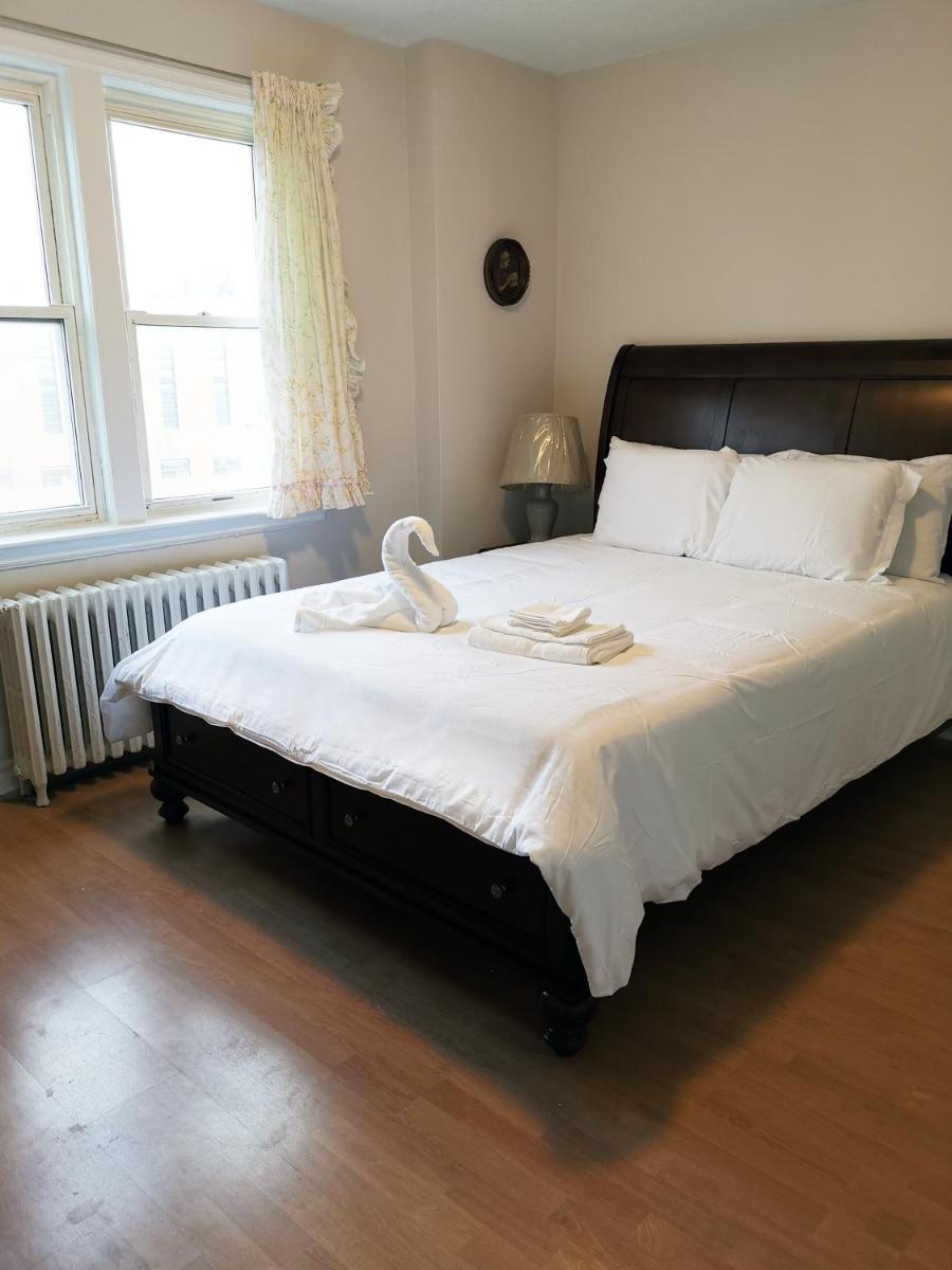 Cozy Private Rm Heart of North York Free Parking Full Kitchen Close to Downtown - Housity
