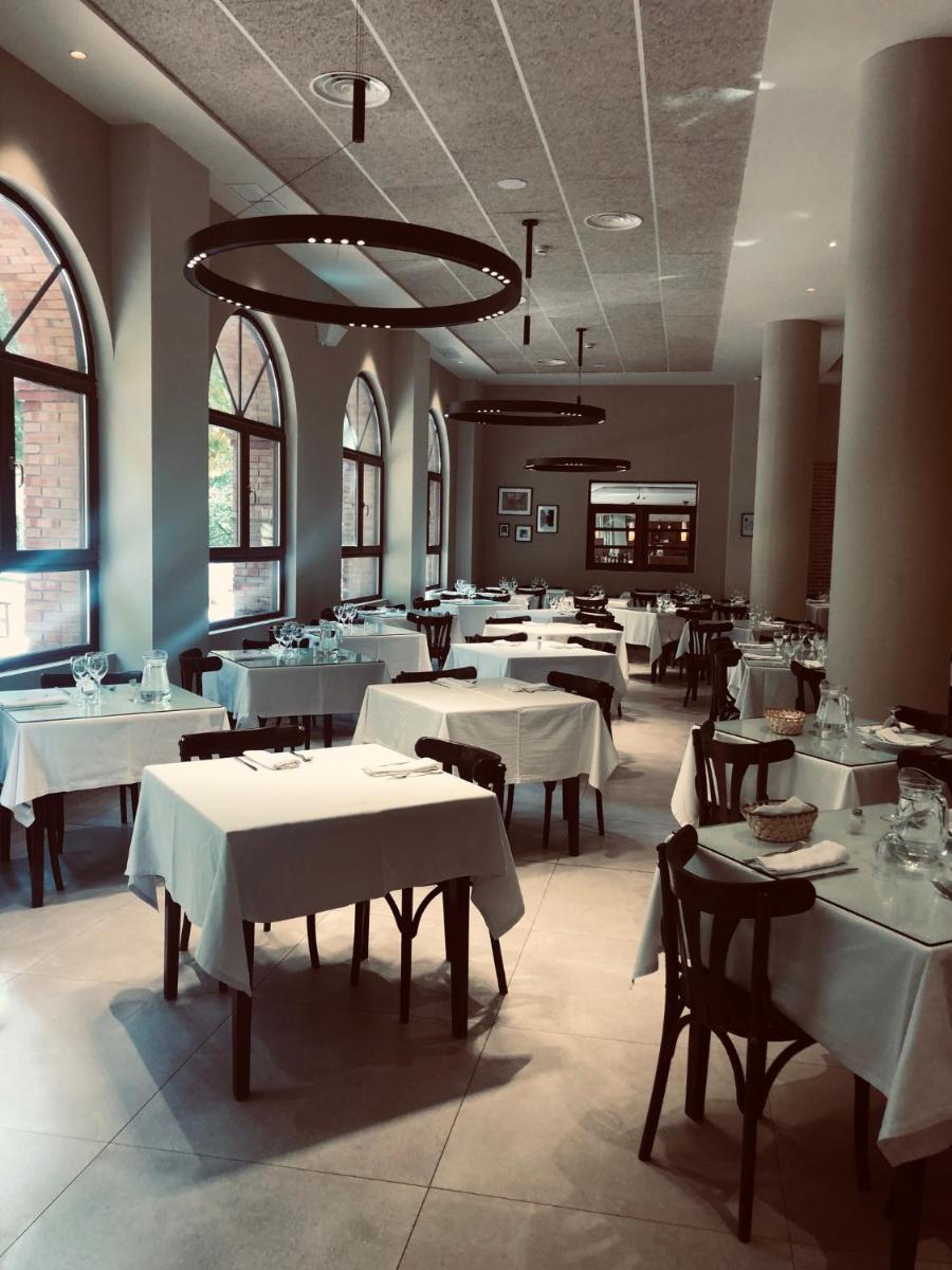 Un restaurante o sitio para comer en Hotel Balneario de La Virgen