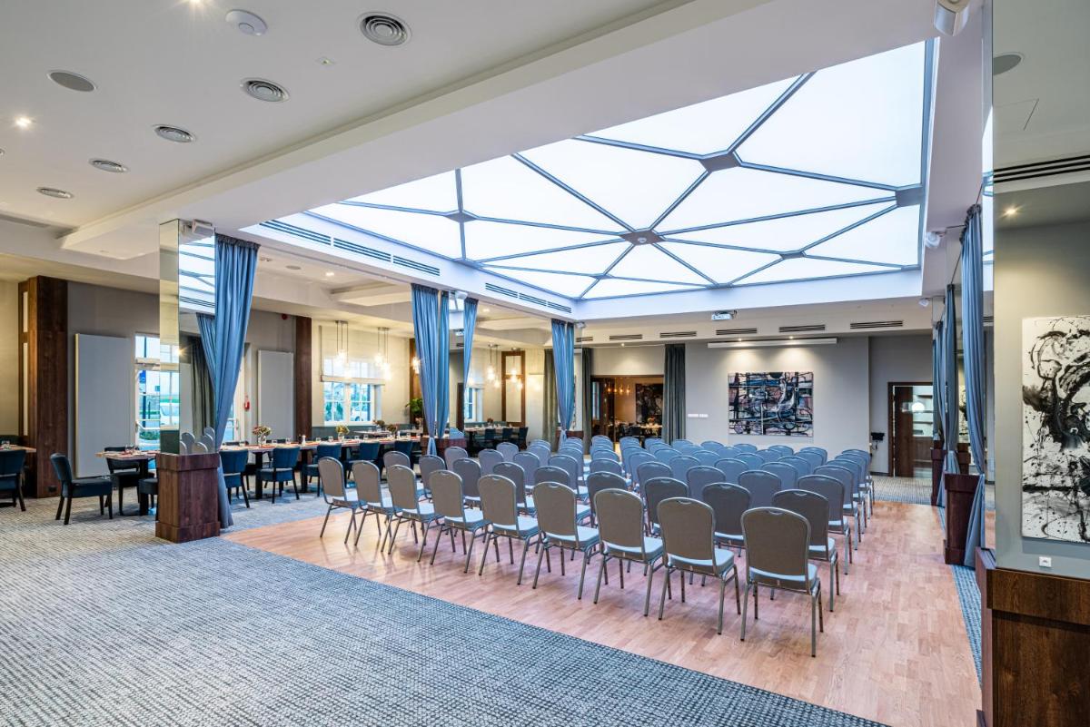 Sezony. Restauracja i Hotel - Housity