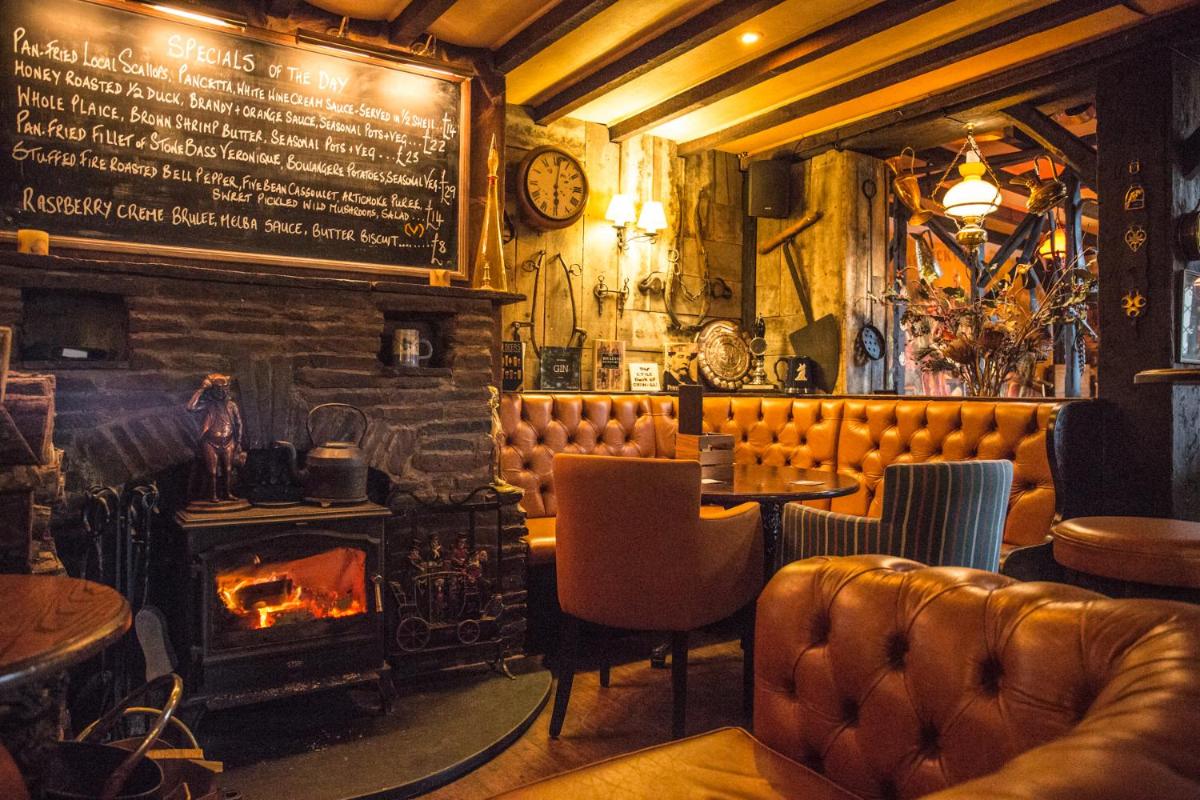 The Pickwick Inn & Oliver's Restaurant - Housity