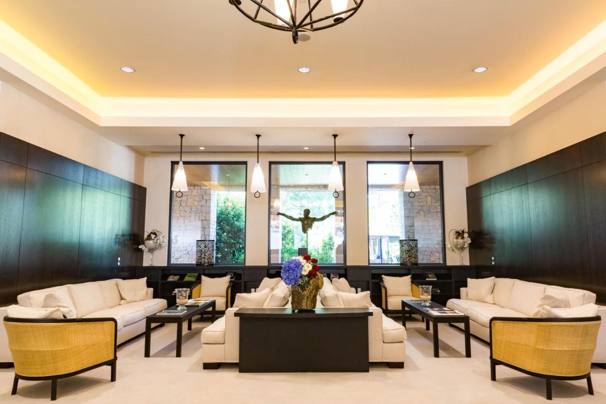 Coin salon dans l'établissement Terre Blanche Hotel Spa Golf Resort