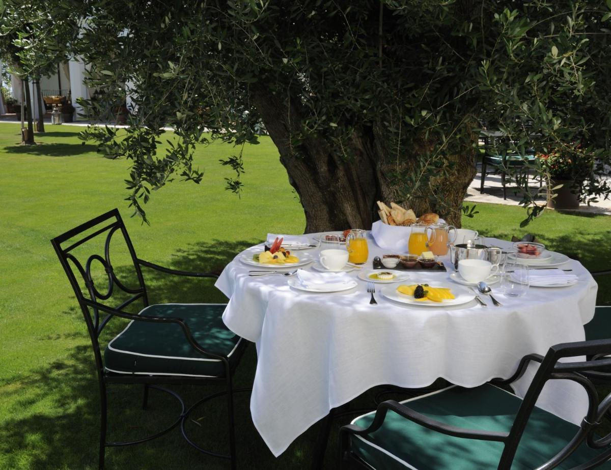 Comida en o cerca de este resort