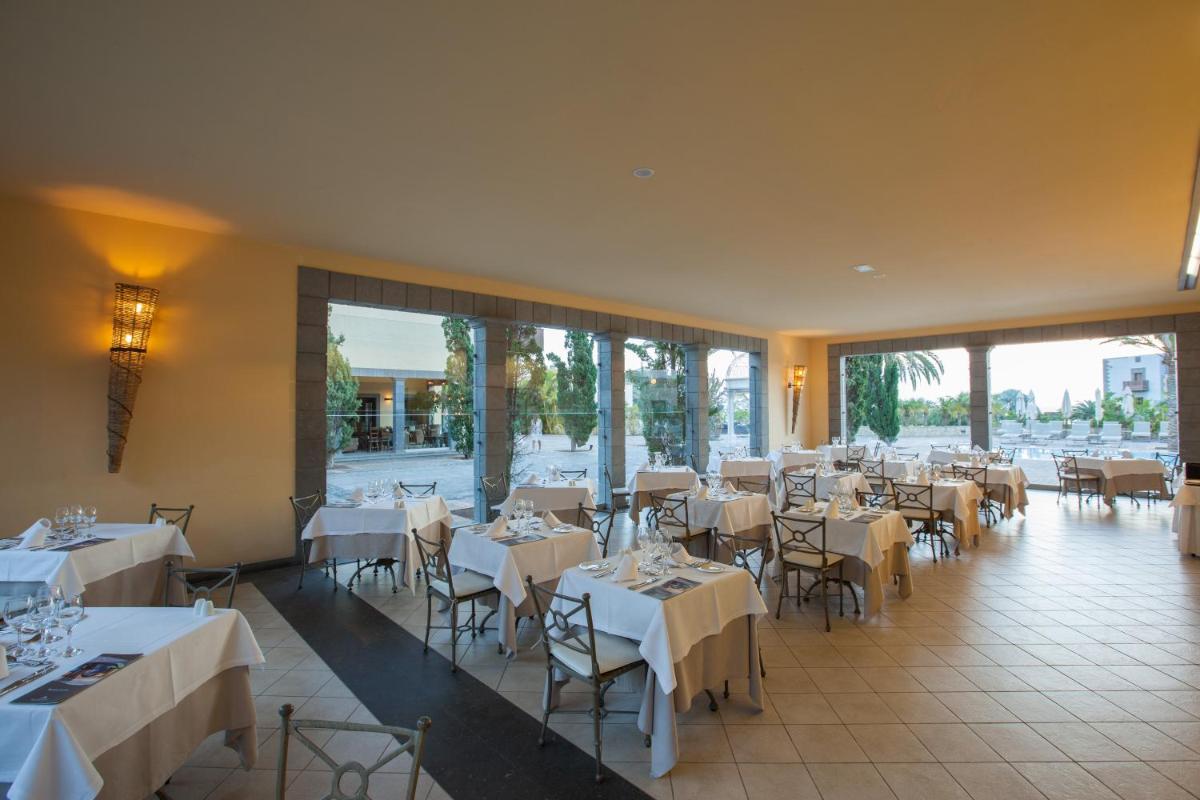 Un restaurante o sitio para comer en Lopesan Villa del Conde Resort & Thalasso