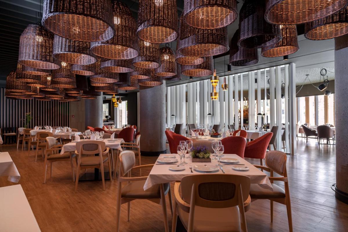 Un restaurante o sitio para comer en Lopesan Villa del Conde Resort & Thalasso
