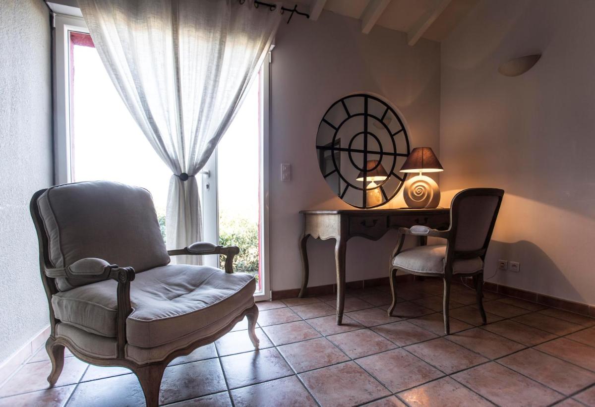 Coin salon dans l'établissement Le Roc E Fiori Hotel - Teritoria