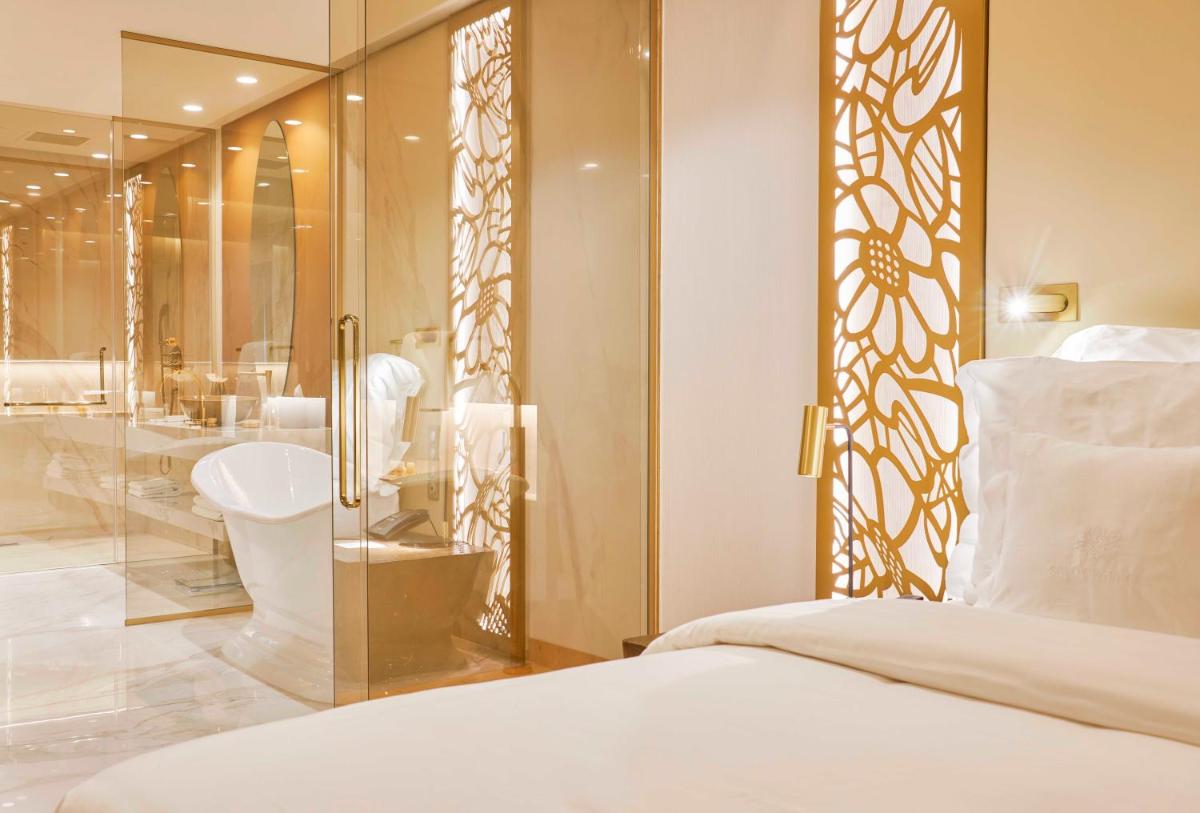 Uma cama ou camas num quarto em Savoy Palace - The Leading Hotels of the World - Savoy Signature