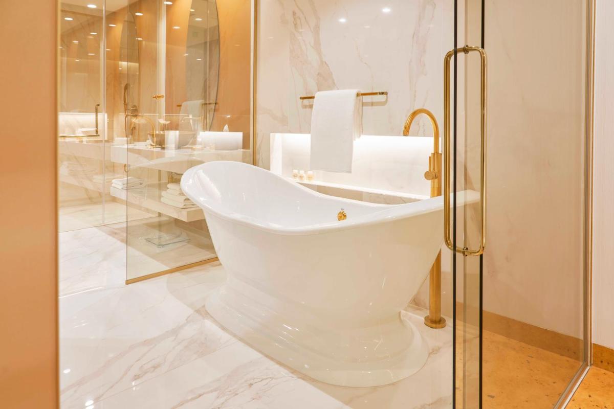 Uma casa de banho em Savoy Palace - The Leading Hotels of the World - Savoy Signature